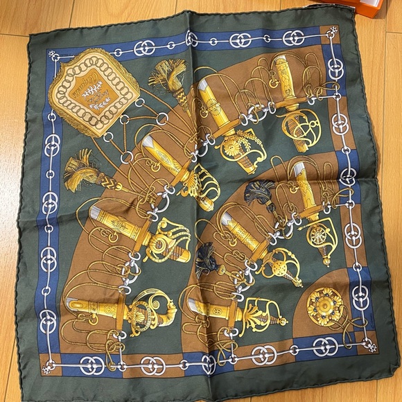 HERMES 100% Silk Scarf Carre 45 Cliquetis w box - Picture 1 of 6